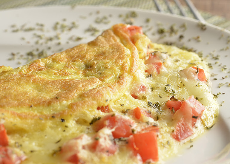 Omelete com orégano, tomate e queijo.